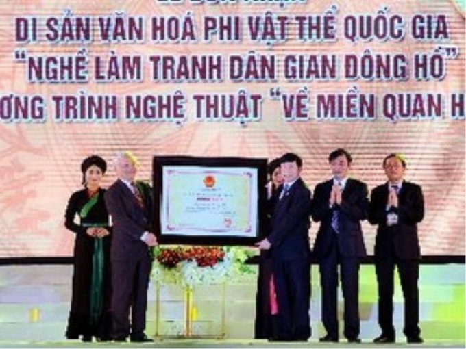 Phó Chủ tịch Quốc hội Uông Chu Lưu trao Bằng Di sản văn hóa phi vật thể Quốc gia cho nghề làm tranh Đông Hồ, Bắc Ninh. (Ảnh:Minh Đức/TTXVN)